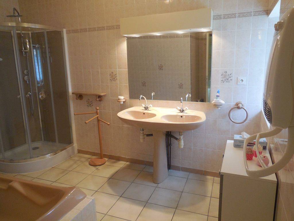 salle de bain comprenant une douche, une baignoire