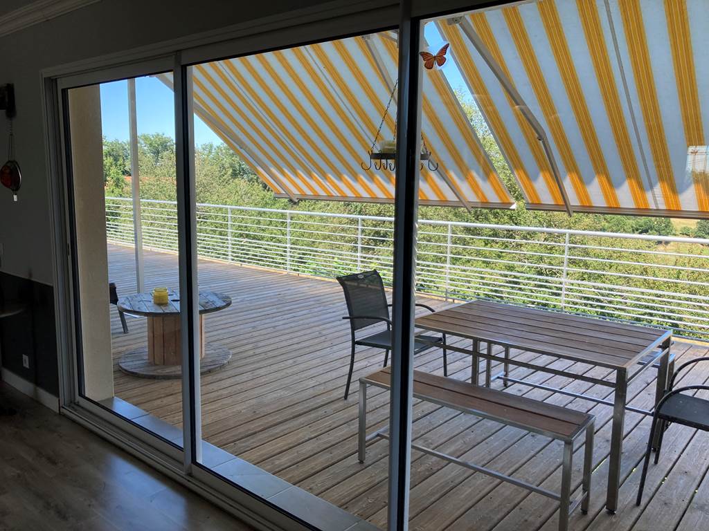 La table du petit déjeuner sur la terrasse supérieure