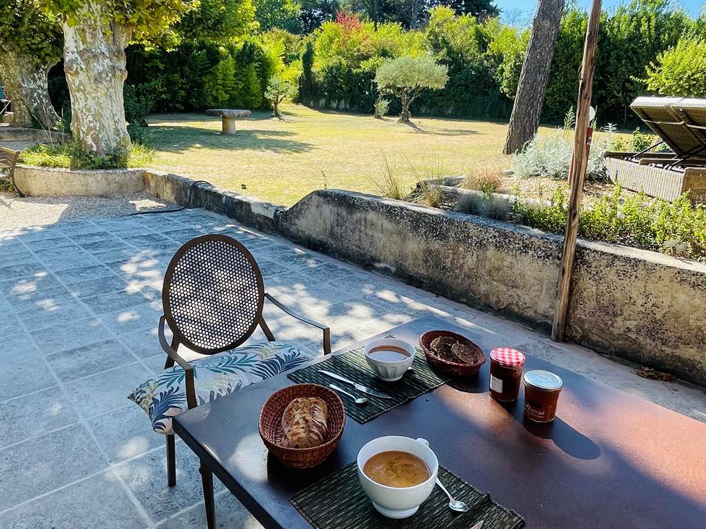 Le petit déjeuner sous l'ombrière côté orangerie