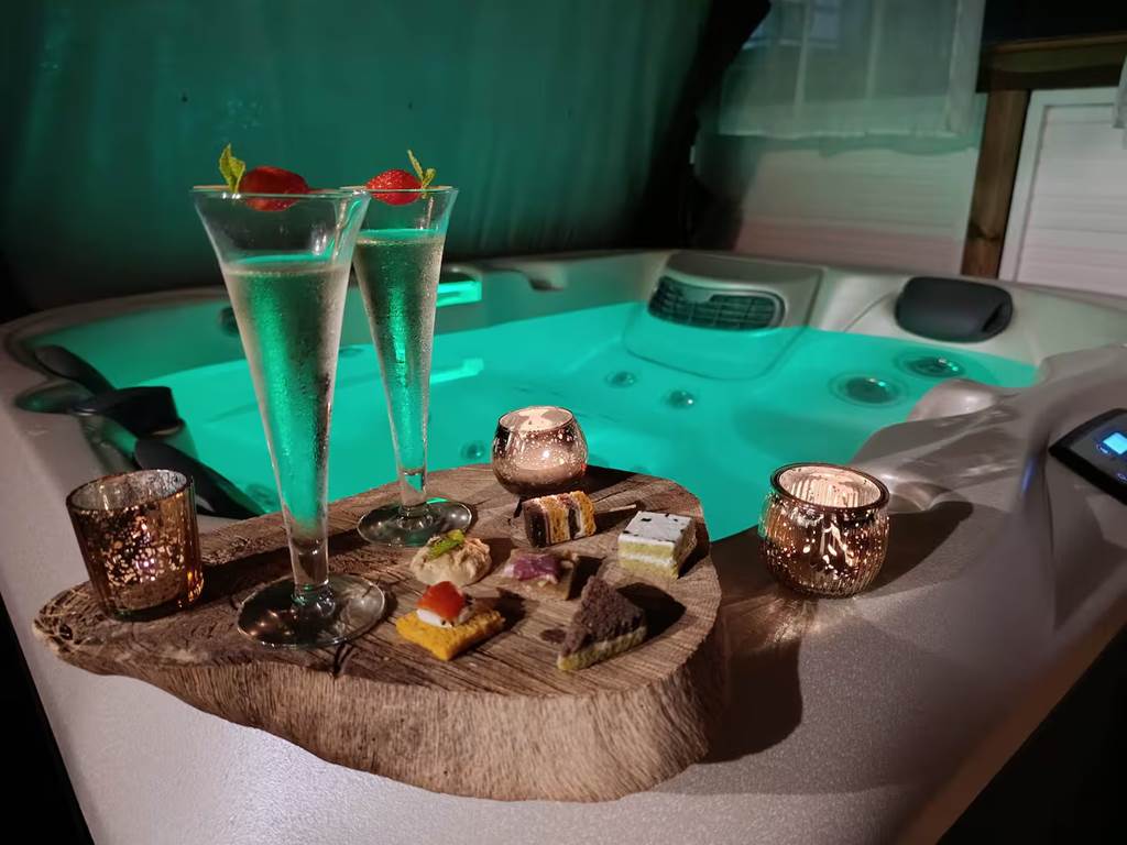 Lodge avec jacuzzi privé au Lodge de Kerescar, détente et relaxation pour une escale bien-être dans le Finistère
