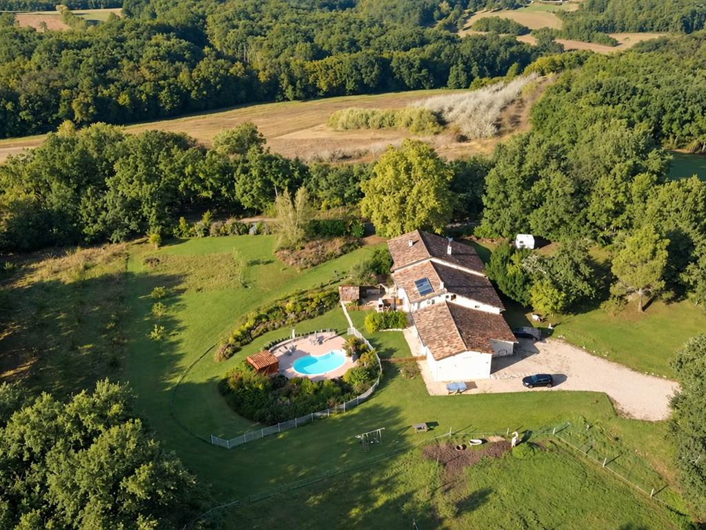 Gîte rural et piscine turquoise