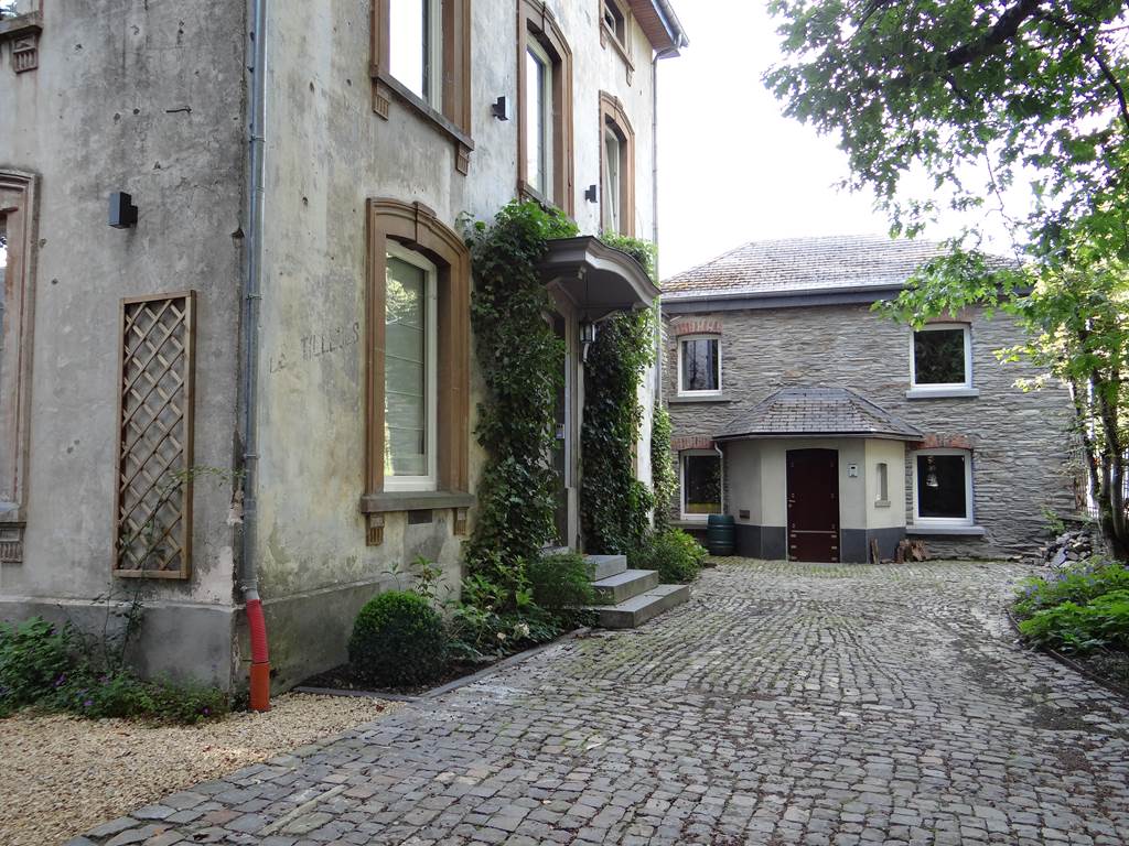 Les-Tilleuls-Bed-Breakfast-a-Vielsalm-entree-parking