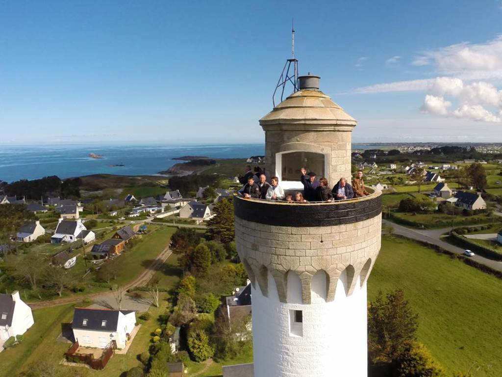 Le phare de Trézien, à deux pas des Chalets de Kerescar, permet une vue imprenable sur la côte bretonne lors d’un séjour en famille