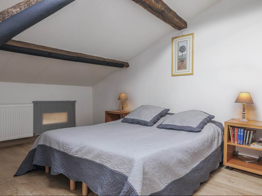 chambre dortoir 4 personnes à l'étage, climatisée, avec 2 lits en 120cm et 1 lit électrique en 140cm.