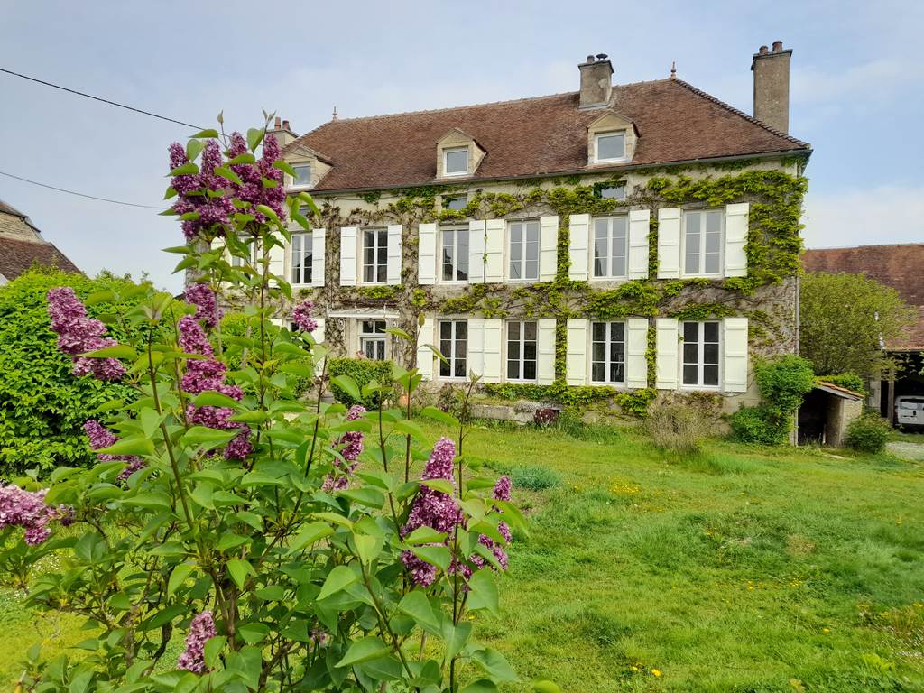 Maison d'hôte à Villon dans l'Yonne - La belle demeure au printemps