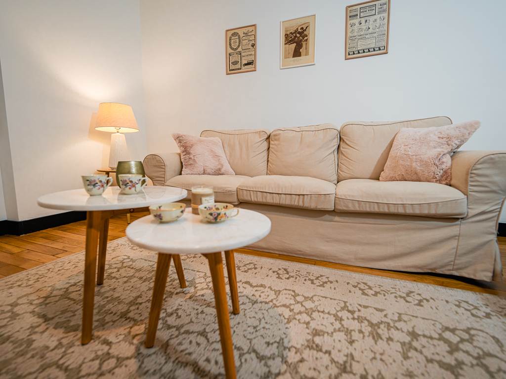 Salon spacieux avec canapé et fauteuils