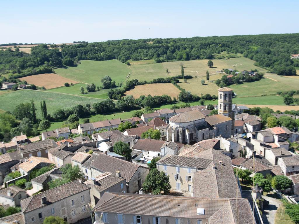 Vue d'un des plus beaux villages de France dans le Lot : Montcuq