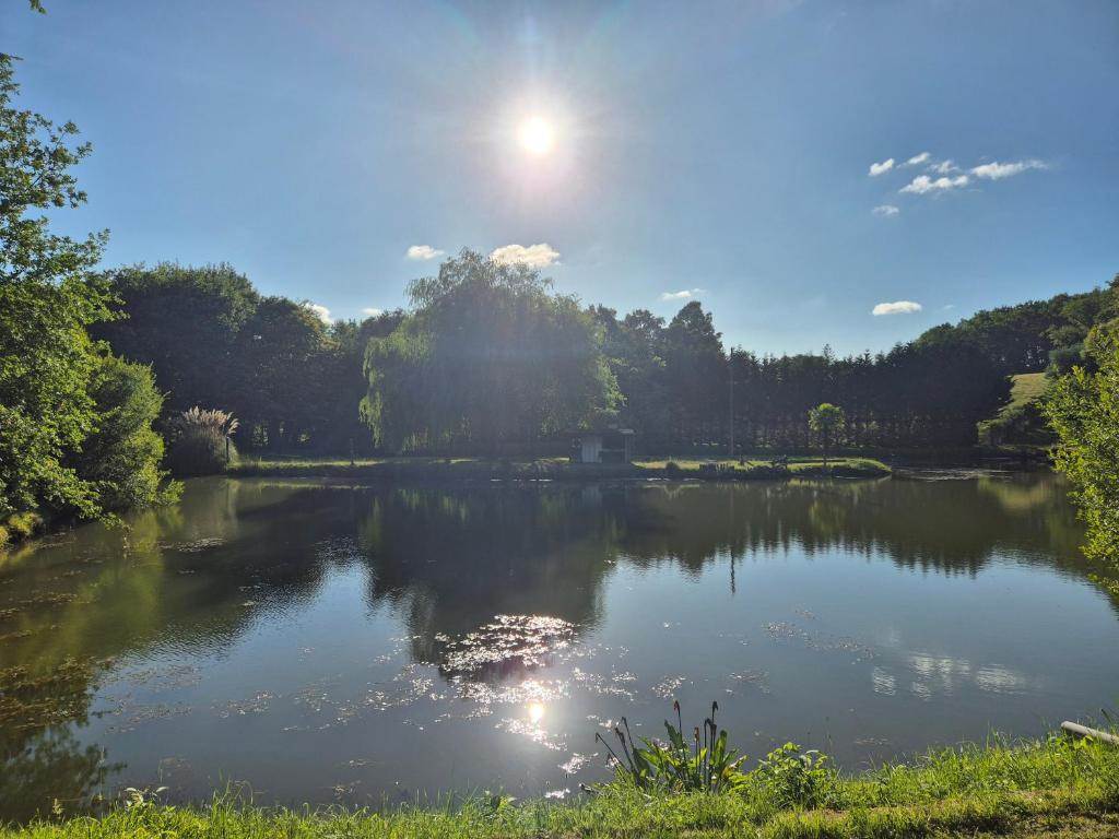 <img src="parc-hacienda-soubran.jpg"       alt="Parc arboré de 4 hectares de L’Hacienda de Soubran"       title="Parc et étang de L’Hacienda de Soubran, Charente-Maritime">