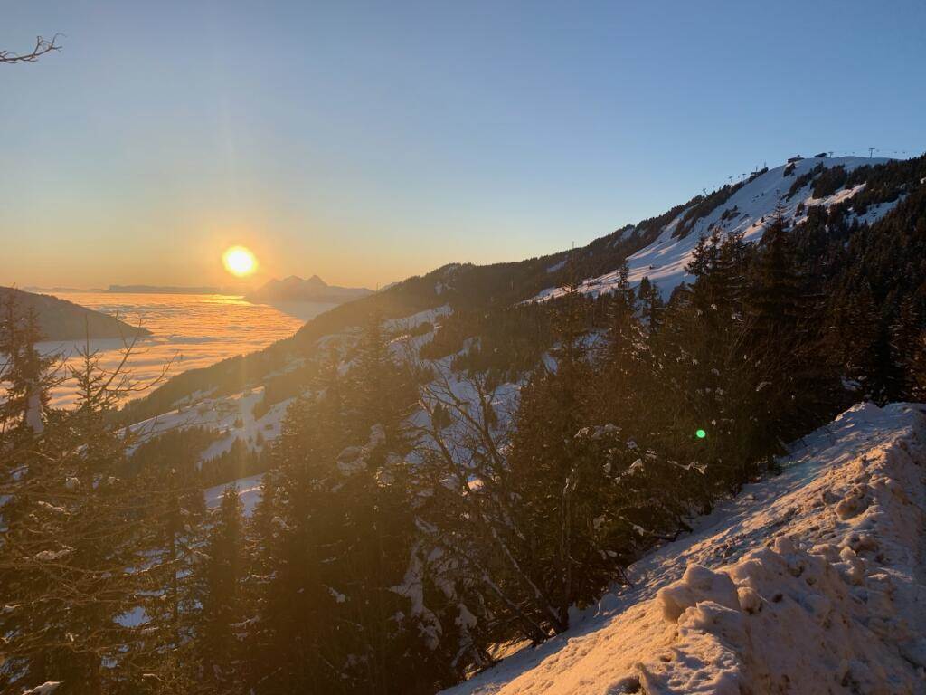 Coucher de soleil sur la mer de nuages