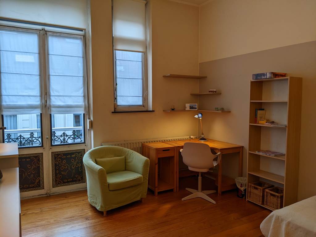 salon-coté bureau et balcon