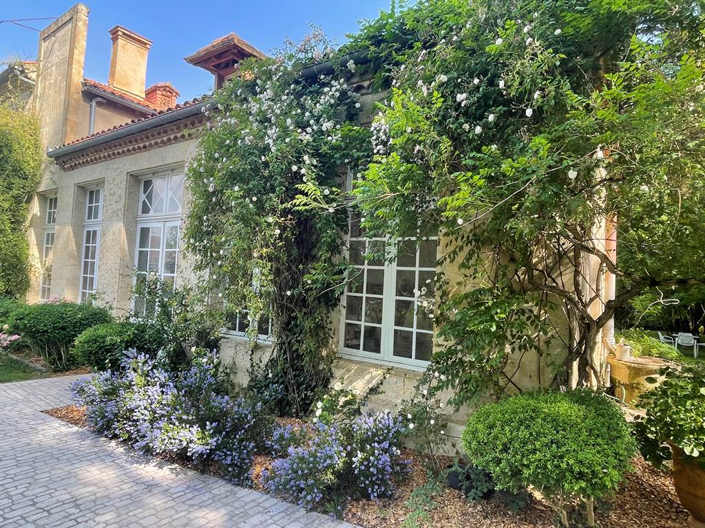 Jardin et orangerie, écrin de verdure et charme du patrimoine ancien à la Maison Gascony