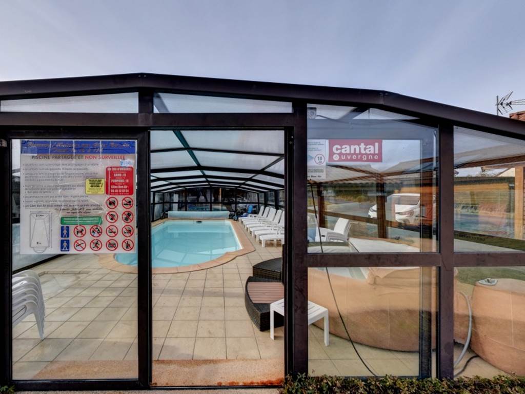 piscine chauffée à 27 degré par un abri solarium à Saint Flour en Auvergne