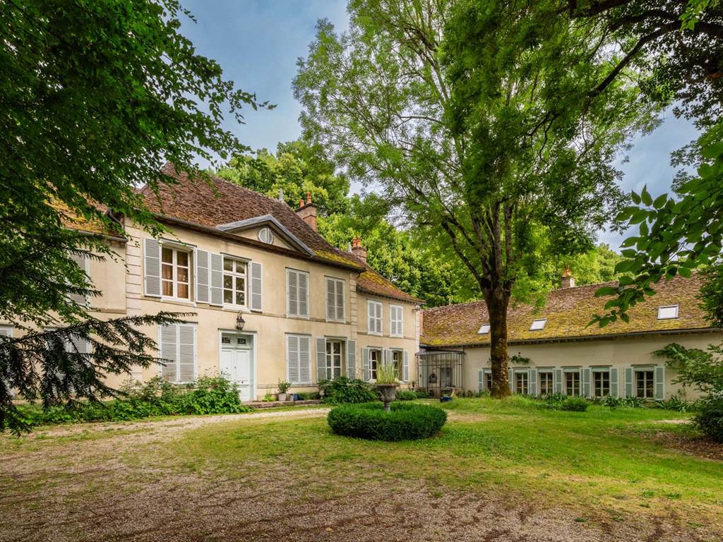 Le château avec une partie de sa longère