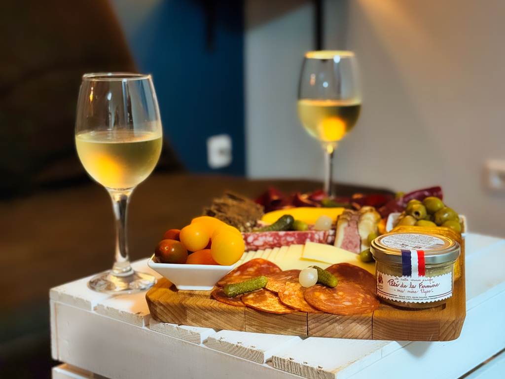 Planche gourmande et champagne dans spa privatif – Spa Le Magnolia