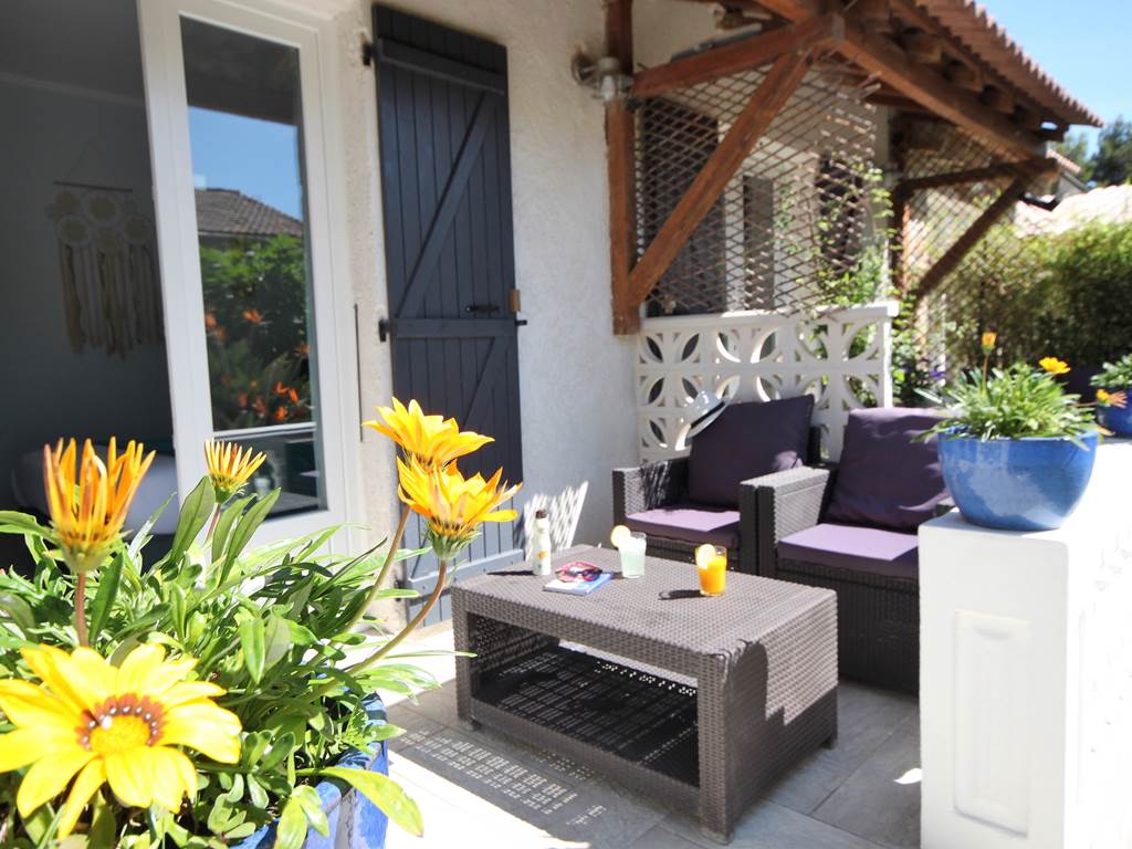 Appart Bleu Azur location Lotu ou Saleccia  terrasse coté jardin à Saint Florent en Corse