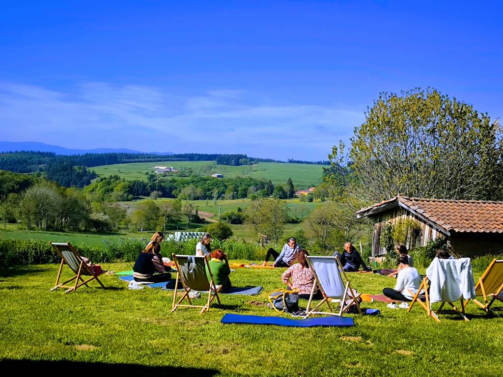 Stage 5 éléments - yoga devant la Halte du Pèlerin