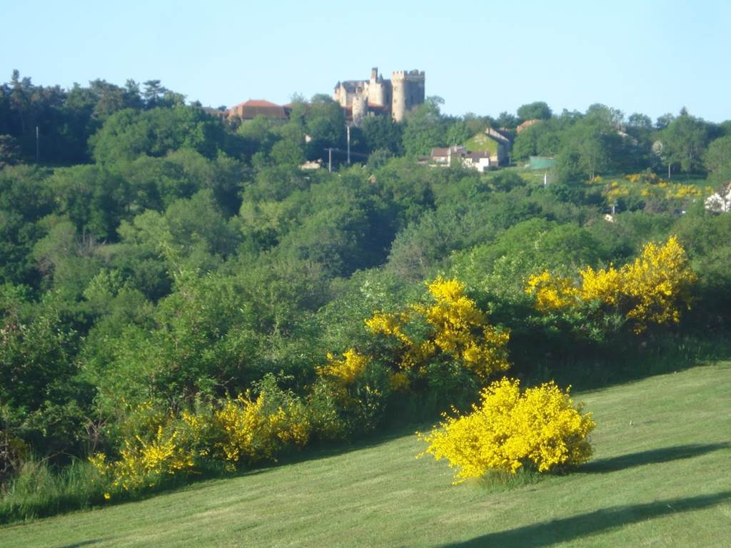 château de Chazeron au printemps