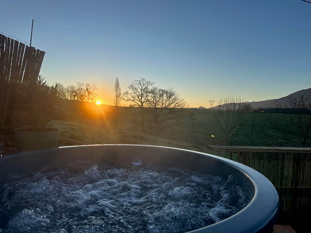 Profitez de la chaleur du bain nordique pour observer le lever du soleil