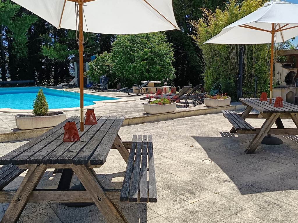 Tables extérieures devant piscine