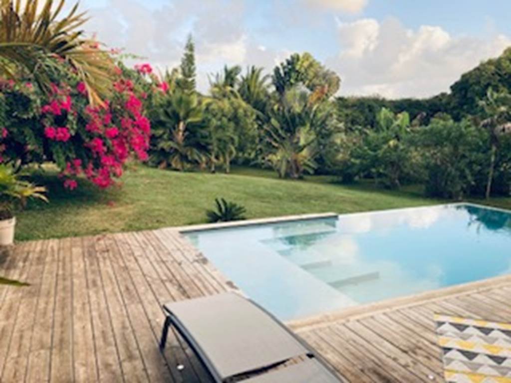 Piscine avec bougainvillée