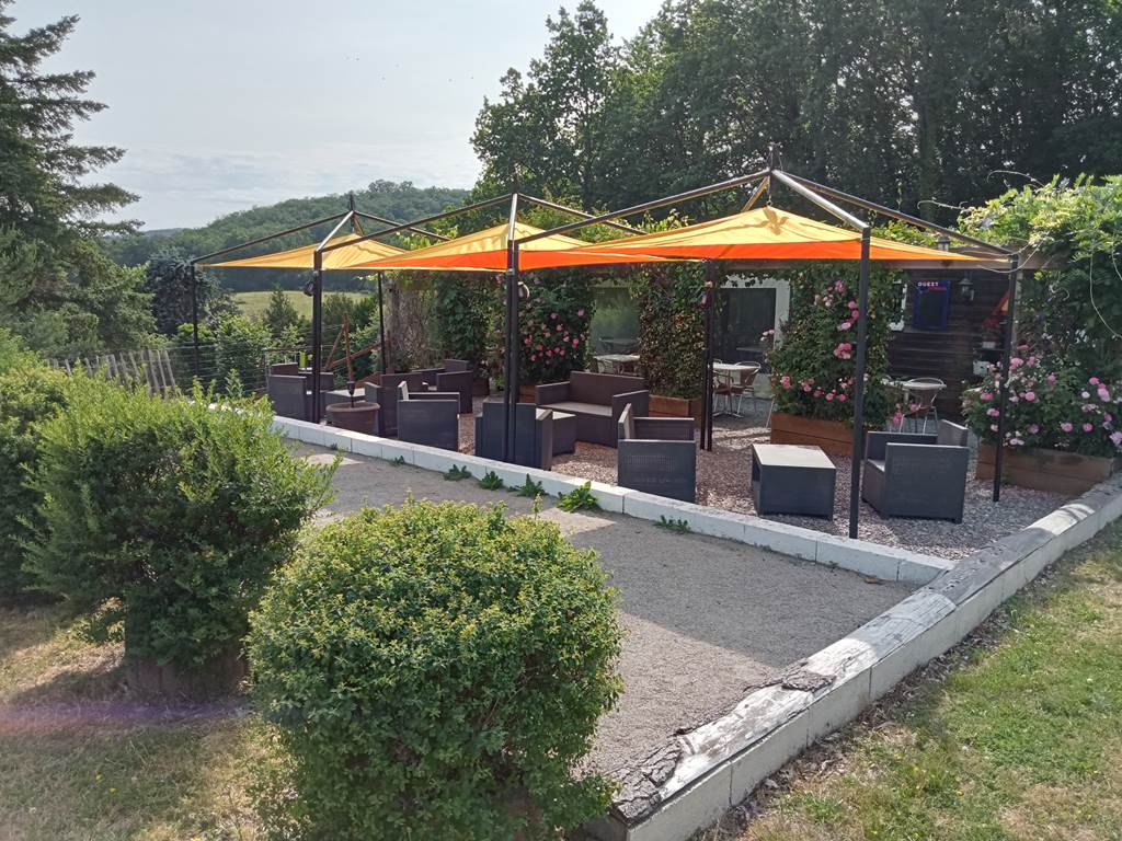 camping-la-perle-creuse-boulodrome et salon