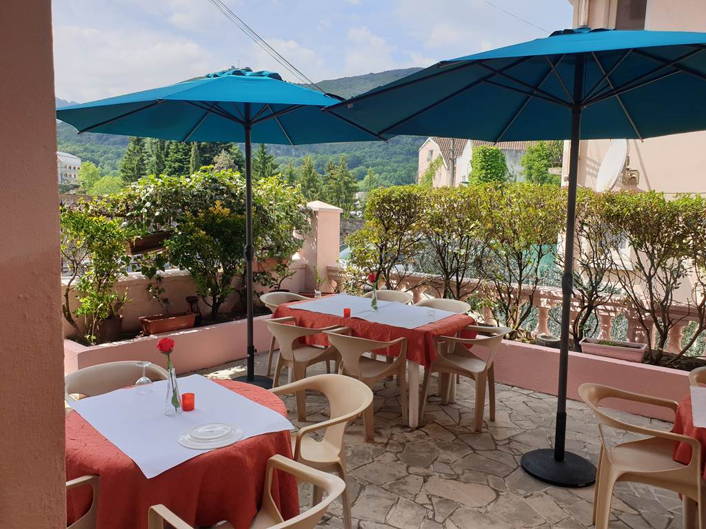 terrasse du restaurant belle vue dégagée sur les massifs et montagnes pyrénée