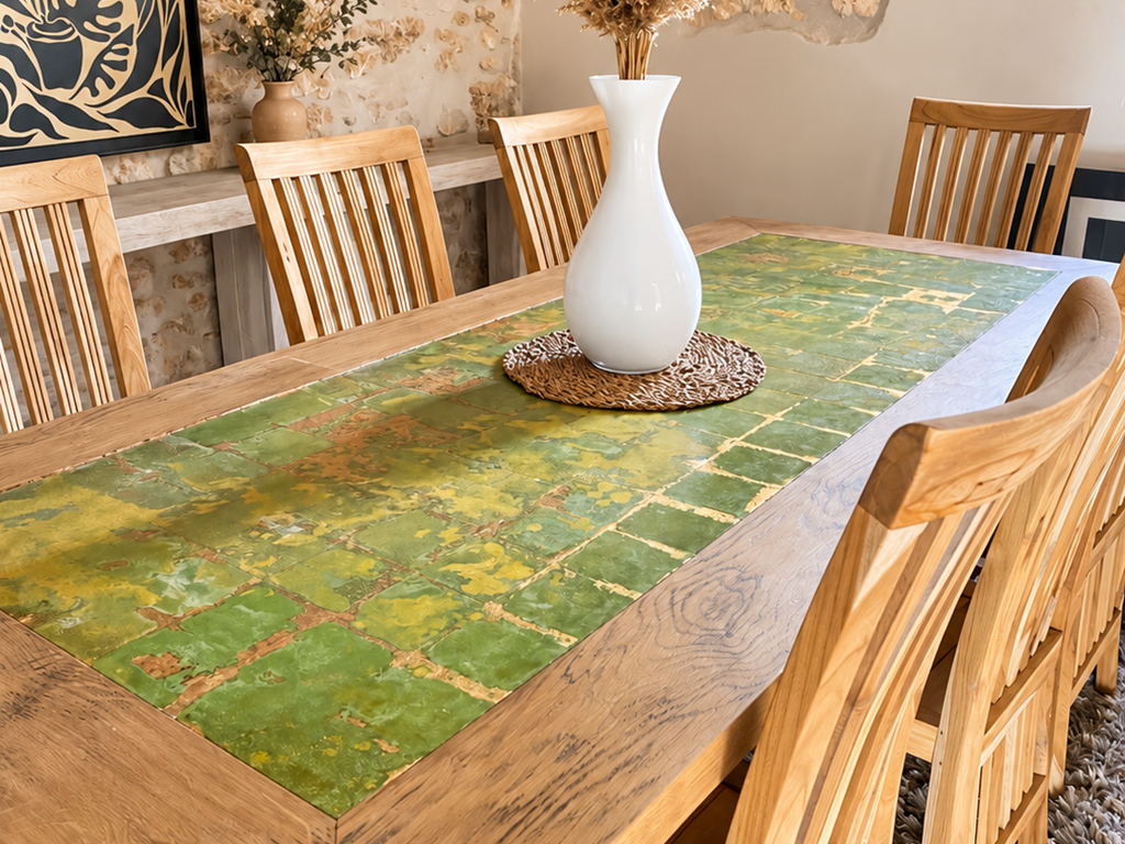 "Dans la maison d'hôtes, une grande table conviviale oû se retrouver et partager."