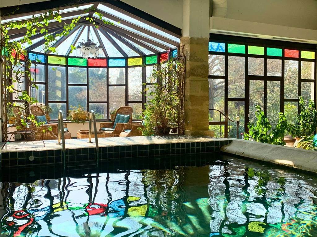 Maison d'hôtes et piscine intérieure chauffée