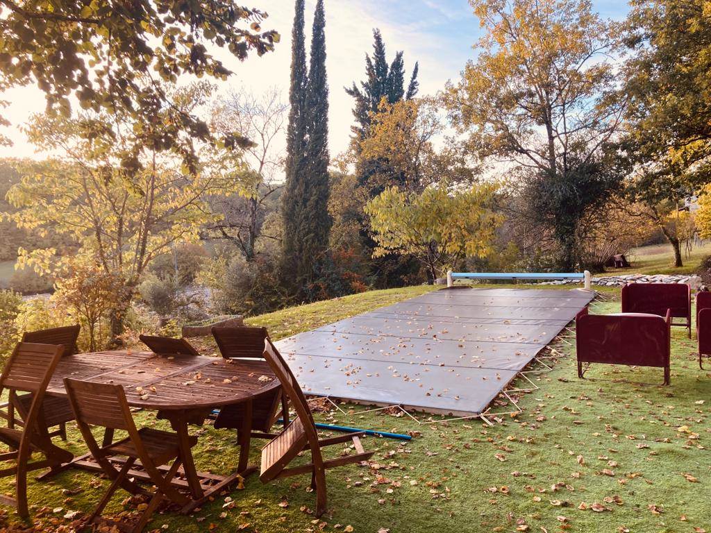 Le Domaine Sainte Raffine, la piscine en automne