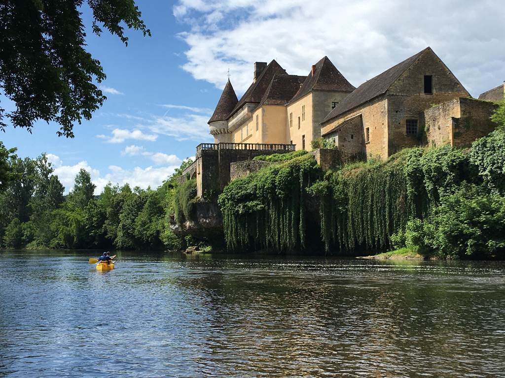 château de losse avec canoë family