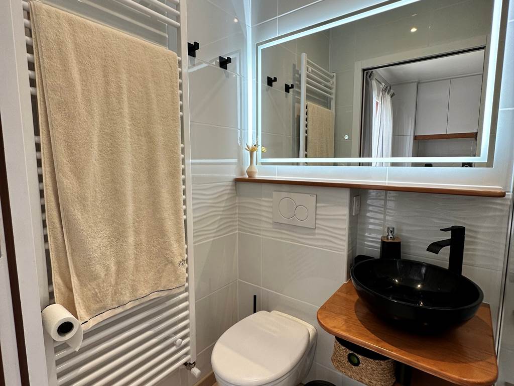 salle-de-bain-chambre-gabriel-vasque-marbe_wc-suspendu_porte-serviette-chauffant_mas-des-anges_soussans-margaux_couple_luxe_confort