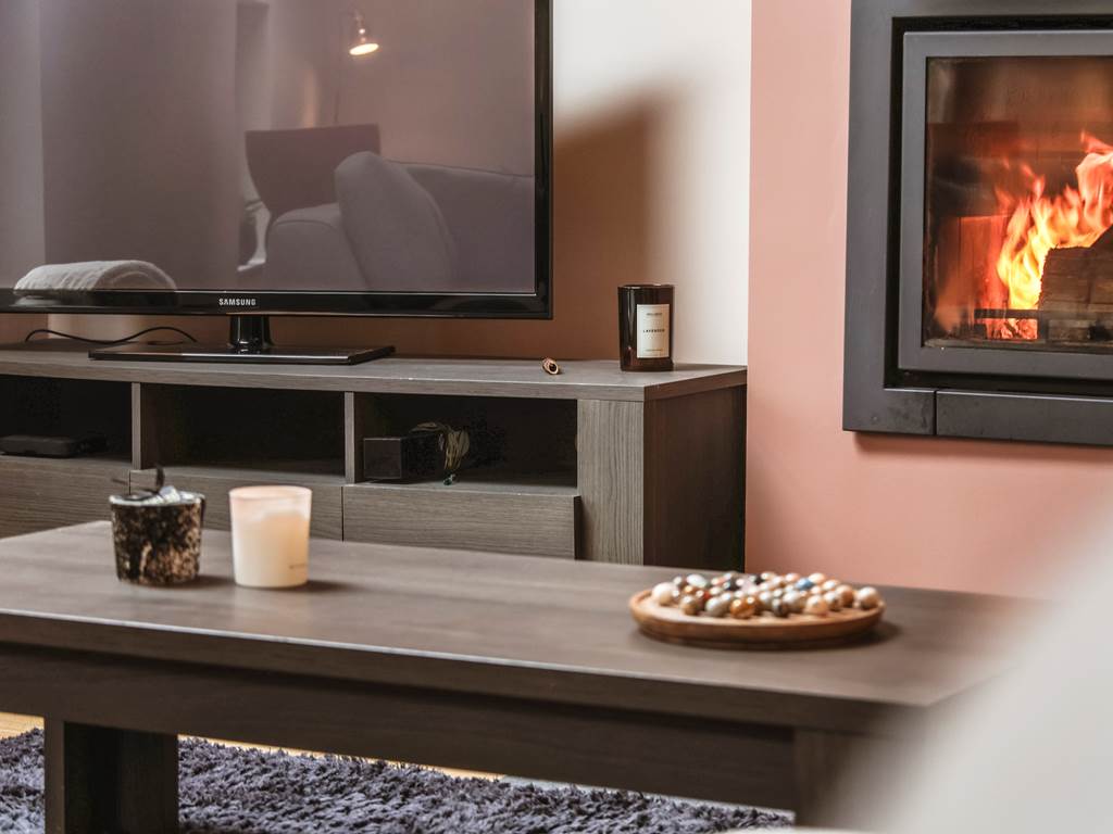 Gi^te Maud Neuprez. 10-25 BOOKING HD-89