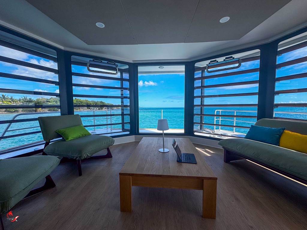 salon-interieur-vue-mer-panoramique-vacances-trois-ilets-martinique-anse-mitan