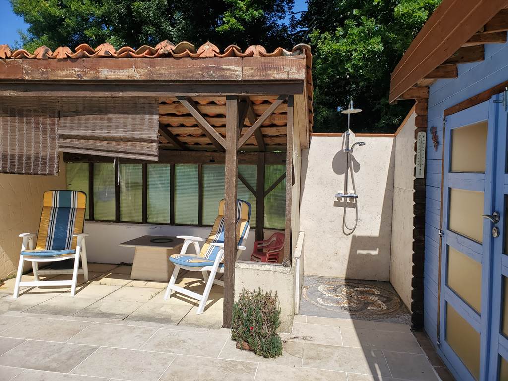 Gîte La Marteille - Douche au bord de la piscine