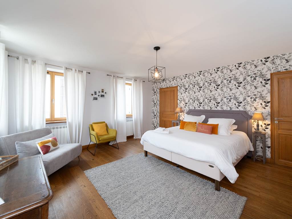 Maison de Jean, chambres d'hôtes de charme en Blaye Côtes de Bordeaux , Château Haut Bourcier chambre spacieuse