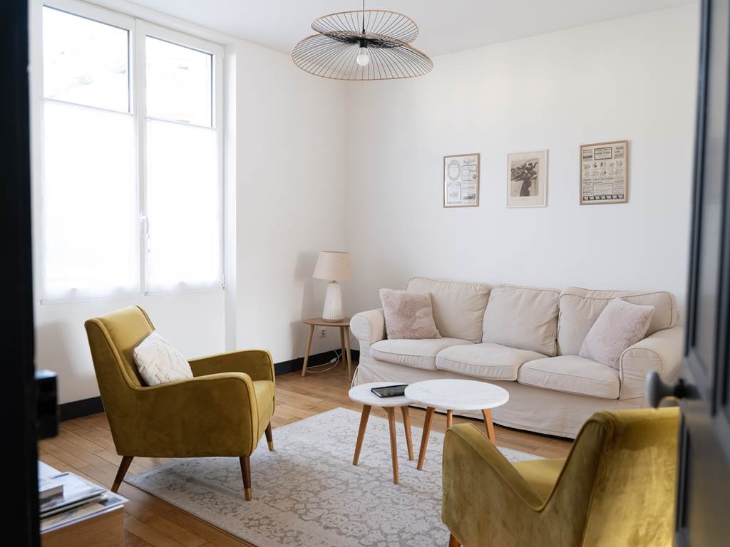 Salon spacieux et lumineux, idéal pour se détendre après une journée de visite en Haute-Vienne.