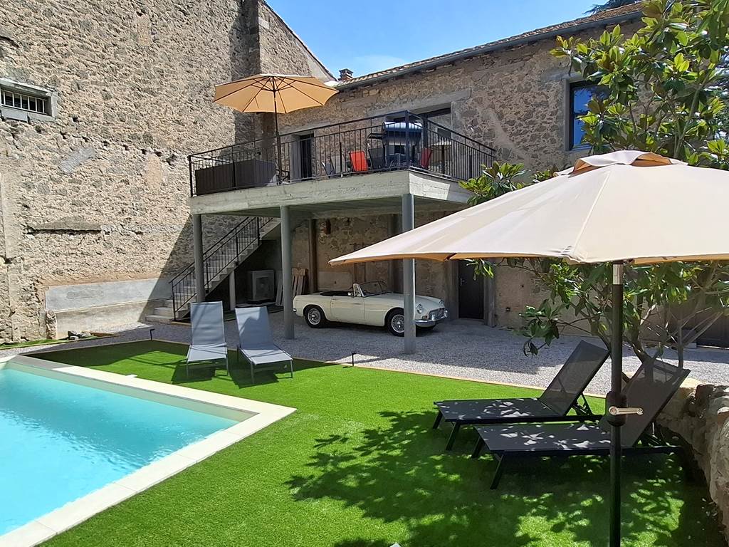 Piscine et terrasse extérieure du gîte Le Pressoir au domaine des Gîtes de Monte Blanco, près du Cap d'Agde.