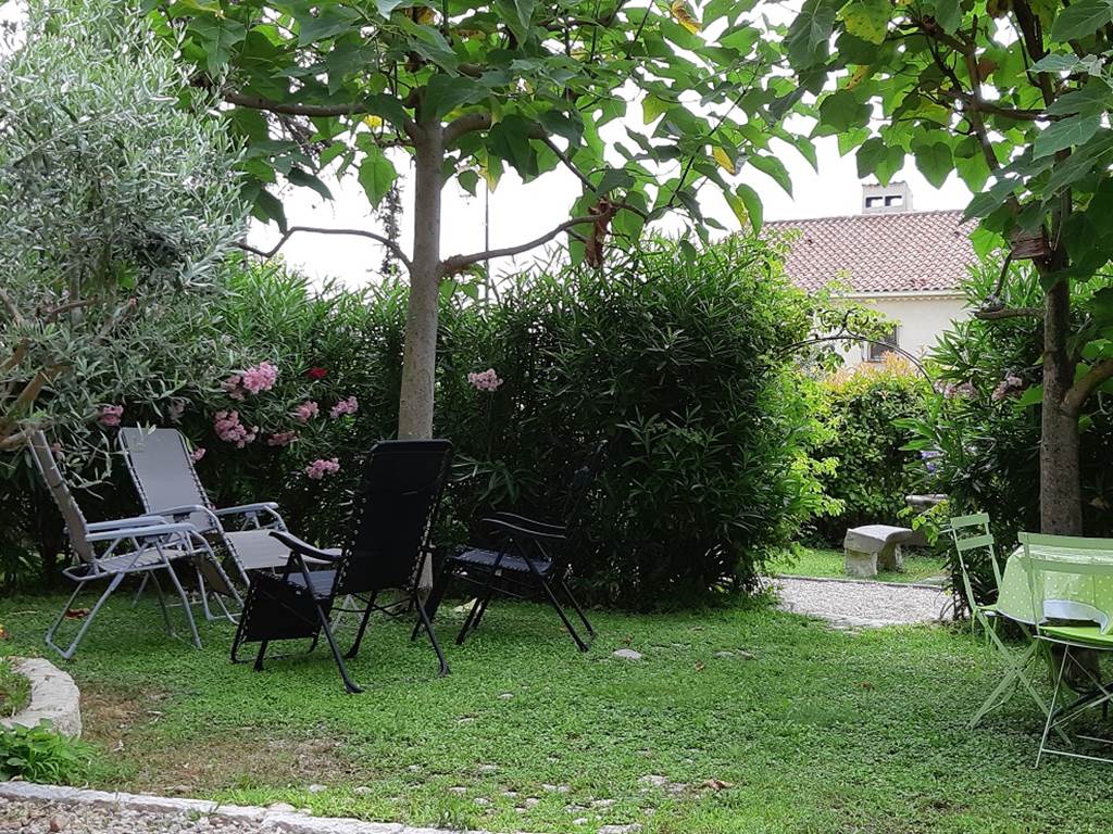 espace détente à l'ombre