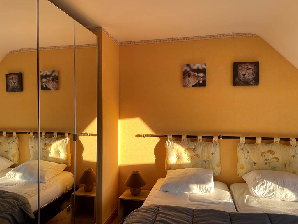 chambre-lit-king-size-vacances-repos-gite-confort-bretagne-sud-morbihan