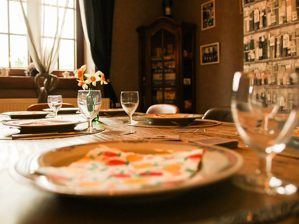 Une salle à manger chaleureuse, avec les jeux de société à portée de main