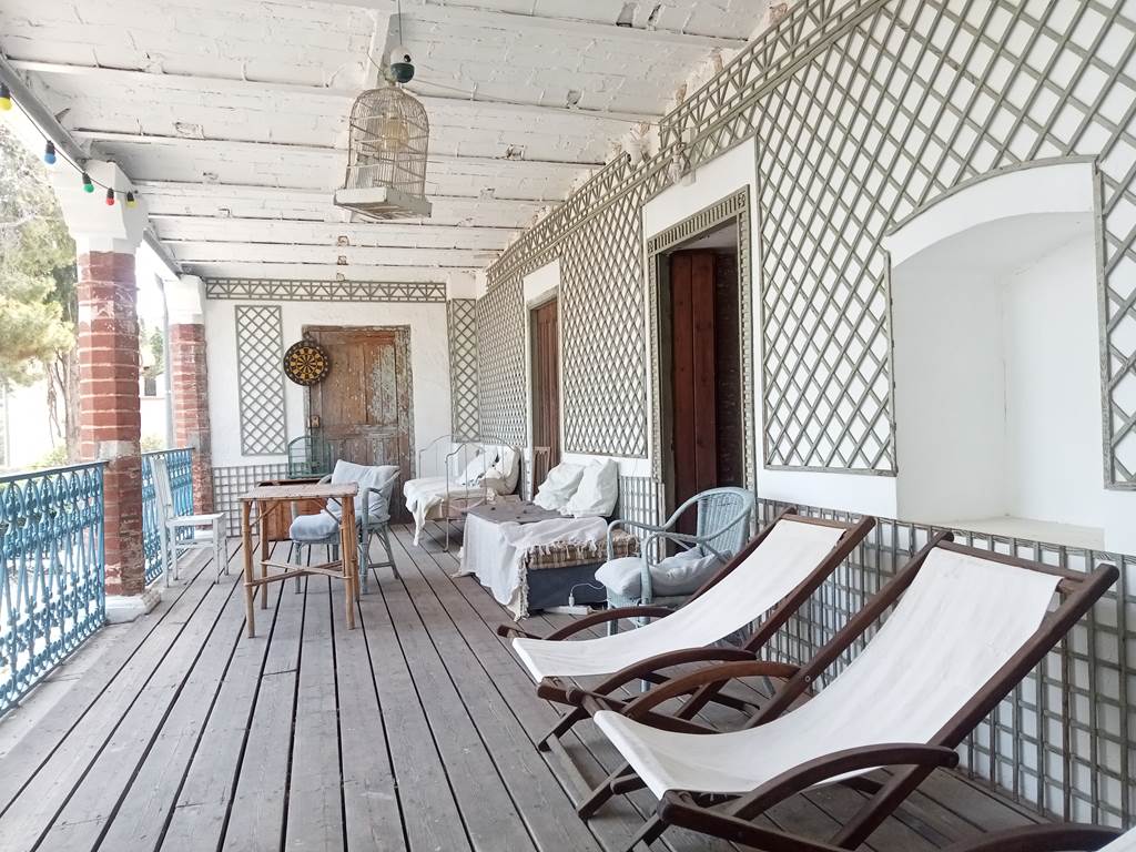Le Mas Palegry chambres d'hôtes Perpignan - Une magnifique terrasse construite au 19ème siècle réhabilité. Voyage dans le temps et douceur de vivre