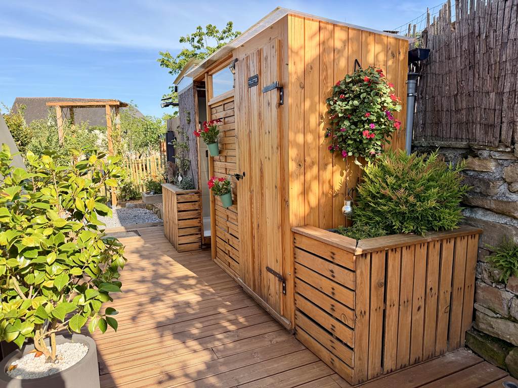 Les sanitaires à 2m du dôme sur la terrasse