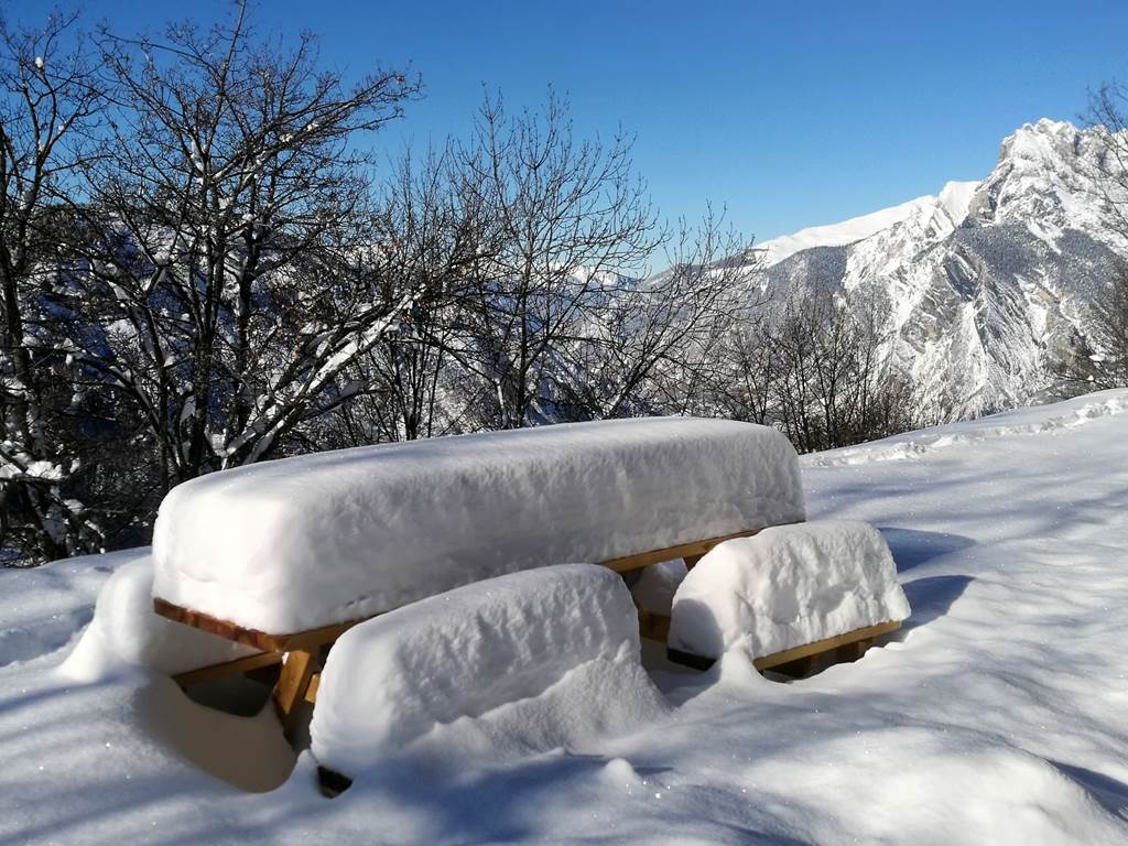 Au chalet les tables de picnic sous la neige