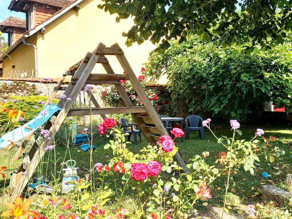 Table extérieure et jeux pour enfants