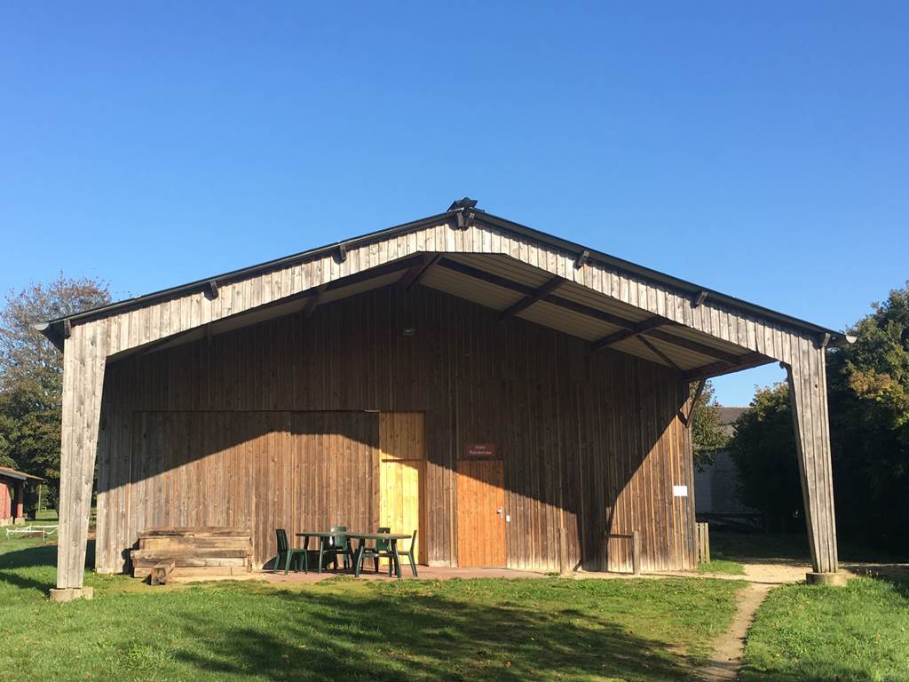 Hangar halte randonnée, abrite les sanitaires du camping et l'escape game