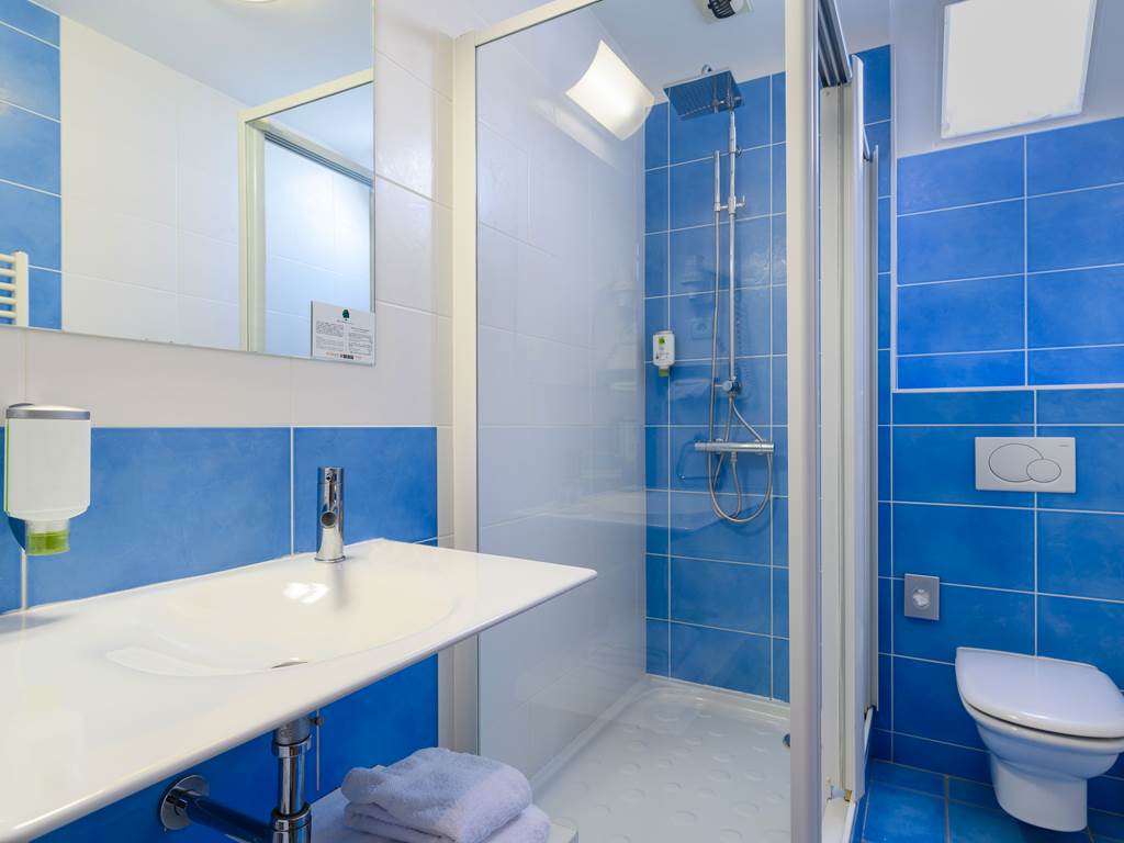 salle de douche hôtel la Marébaudière Vannes centre