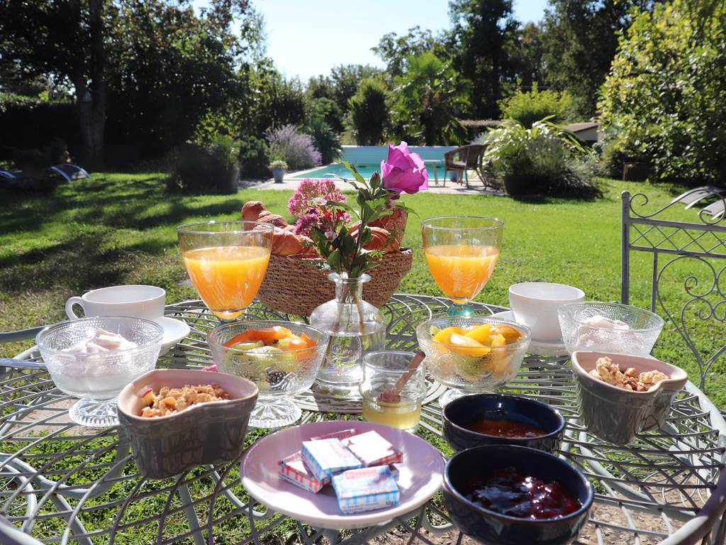 Petit déjeuner dans le jardin- les charmes de sarlat