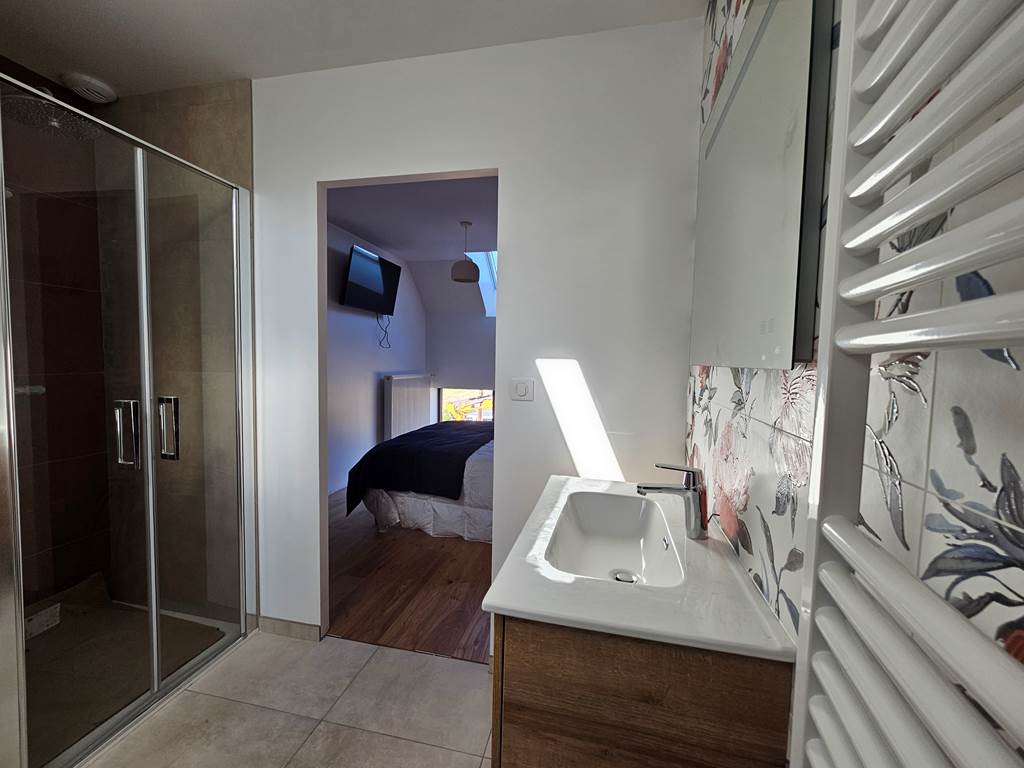 Gîte le Granit des Champs - Mainsat - Chambre double 1er étage avec salle d'eau