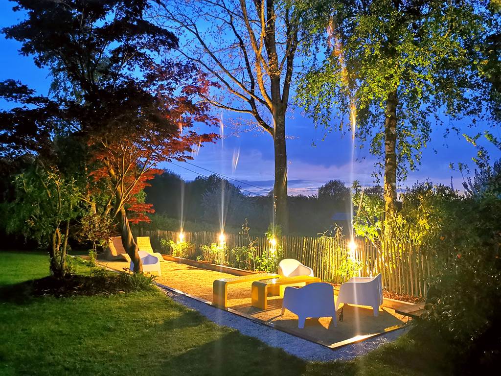 Jardin et pétanque éclairé le soir
