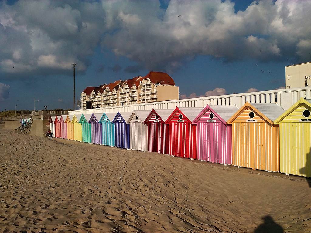 Cabines de plage multicolores